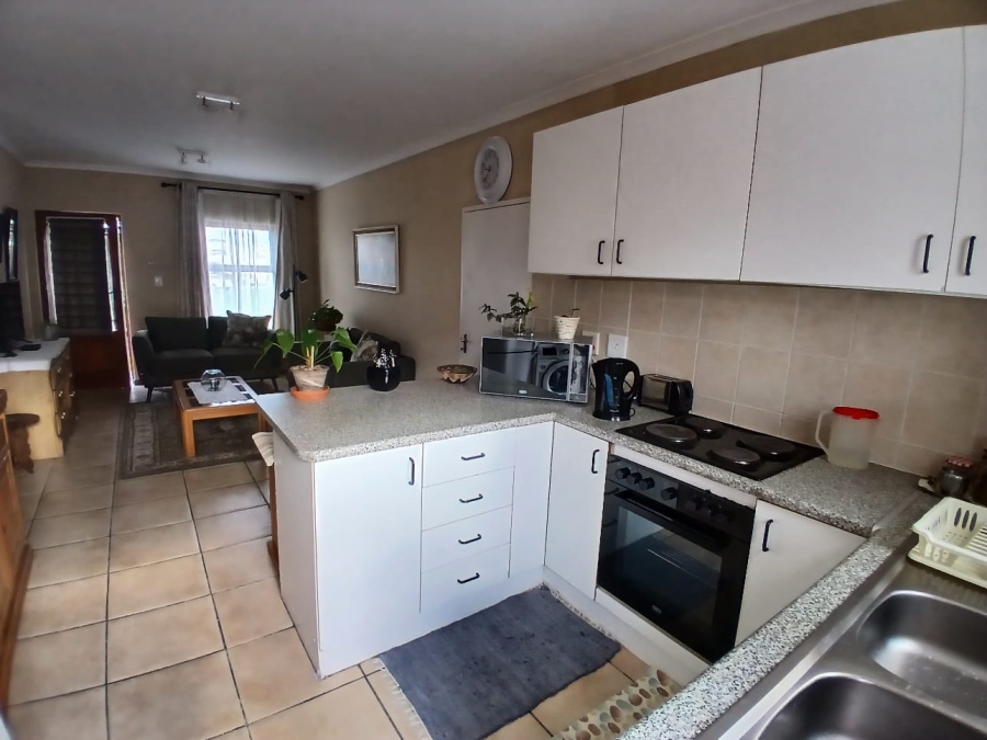 To Let 2 Bedroom Property for Rent in Guldenland Western Cape